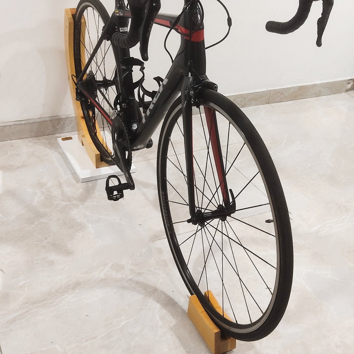 CAIFÁN - Soporte de piso para bicicleta de ruta - Casa Máia